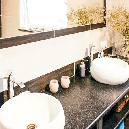 2 Bedroom Awesome In Prázdninový dům Nowe Warpno