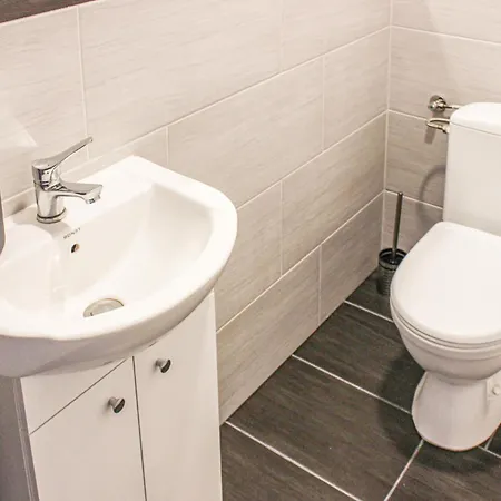 2 Bedroom Awesome In Prázdninový dům Nowe Warpno